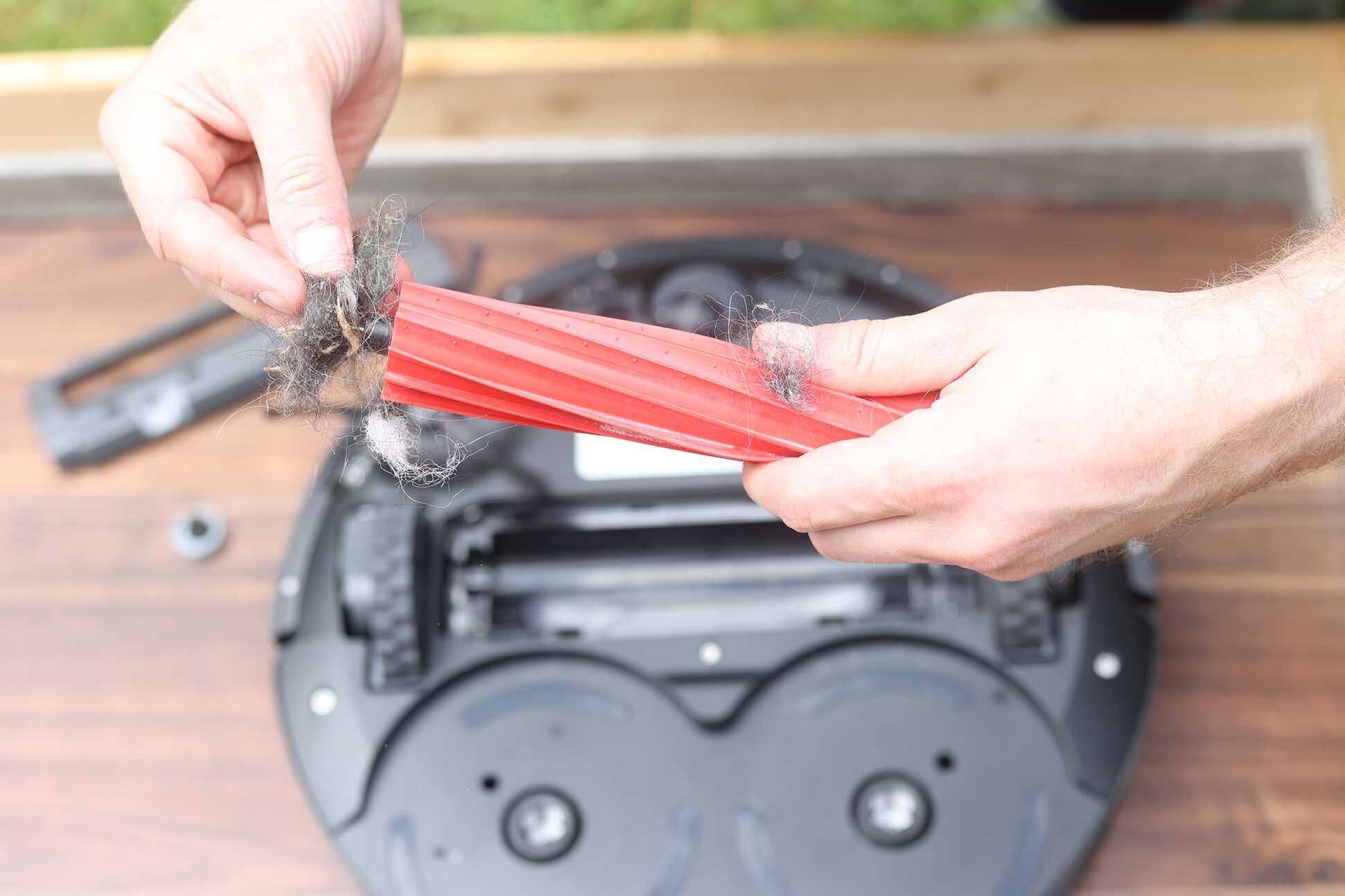 Снятие основной щетки Roborock Q Revo